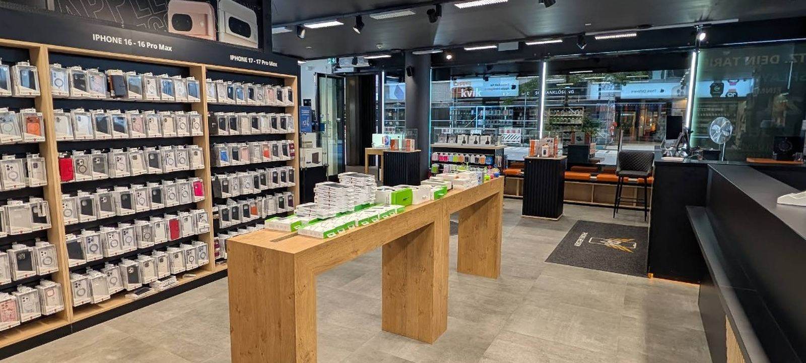PhoneHelden Hamburg — Ladenfläche mit Hüllen und Panzerglas