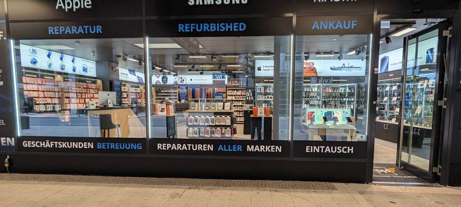 PhoneHelden Hamburg von außen — Schaufenster mit Reparatur, Refurbished und Ankauf